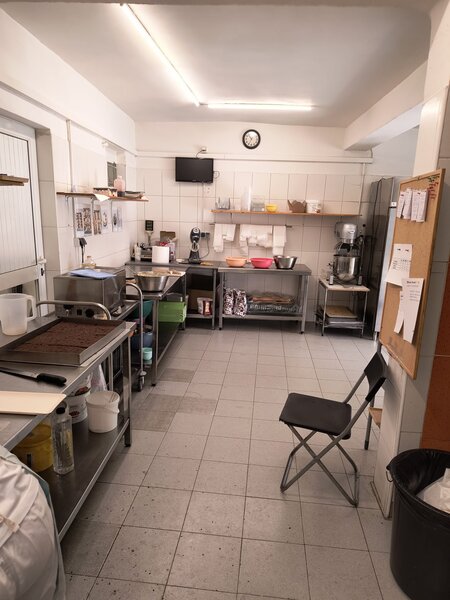 Sector 4, Aparatorii Patriei, vis-avis Auto Nesty 80 metri patrati,