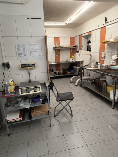 Sector 4, Aparatorii Patriei, vis-avis Auto Nesty 80 metri patrati,