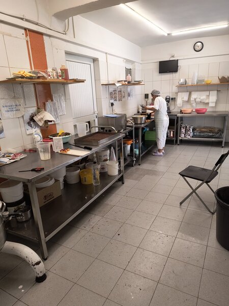 Sector 4, Aparatorii Patriei, vis-avis Auto Nesty 80 metri patrati,